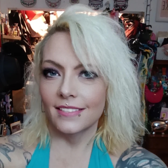 Meet your Posher, Cyn - Picture 4 of 8